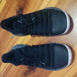 Under Armor Tennis shoes, Size 7 ( or 8 in women's, which I wore )